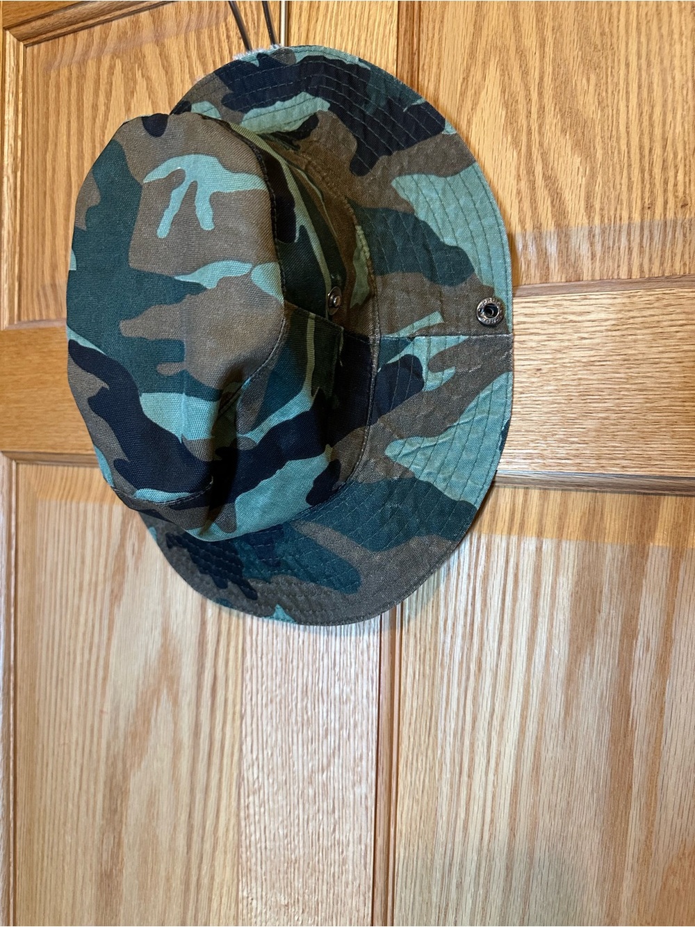 Military camouflage fishing style button camo hat 
OSFM 
Excellent condition